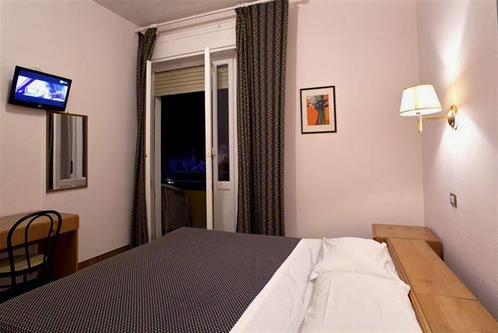 Hotel Calamosca Каляри Екстериор снимка